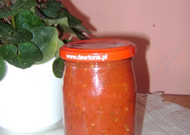 Fotografia przedstawiająca Sos pomidorowy w słoiki.