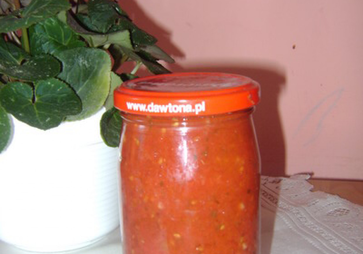 Sos pomidorowy w słoiki. foto