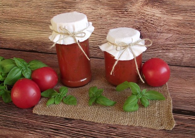 Fotografia przedstawiająca Sos pomidorowy z bazylią do słoików na zimę