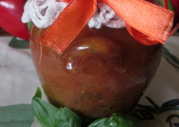 Fotografia przedstawiająca Sos pomidorowy z bazylią na zimę