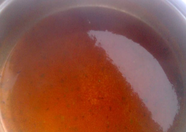 Fotografia przedstawiająca sos pomidorowy z bazylią