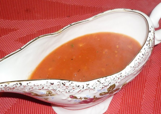Fotografia przedstawiająca Sos pomidorowy z czosnkiem i bazylią