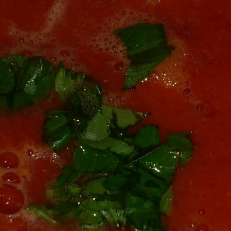 Krok 2 - Sos pomidorowy z czosnkiem i bazylią foto