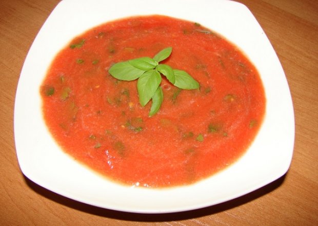 Fotografia przedstawiająca sos pomidorowy z czosnkiem