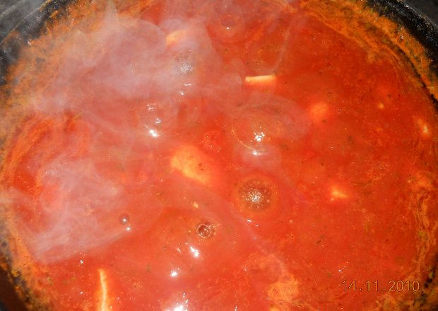 Fotografia przedstawiająca sos pomidorowy z kurcakiem