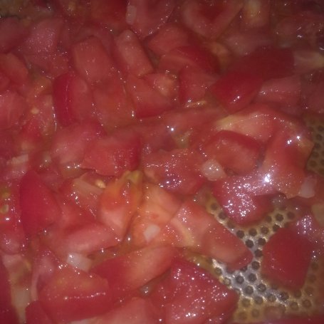 Krok 2 - Sos pomidorowy z makaronem foto