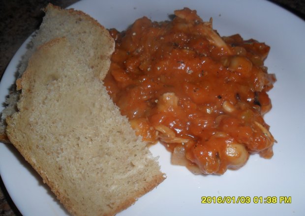 Fotografia przedstawiająca Sos pomidorowy z mięsem , cebulką oraz pieczarkami marynowanymi