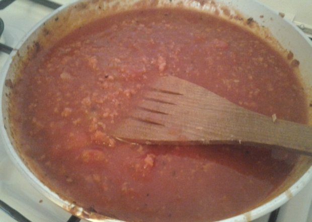 Fotografia przedstawiająca Sos pomidorowy z mięsem mielonym do lasagne.