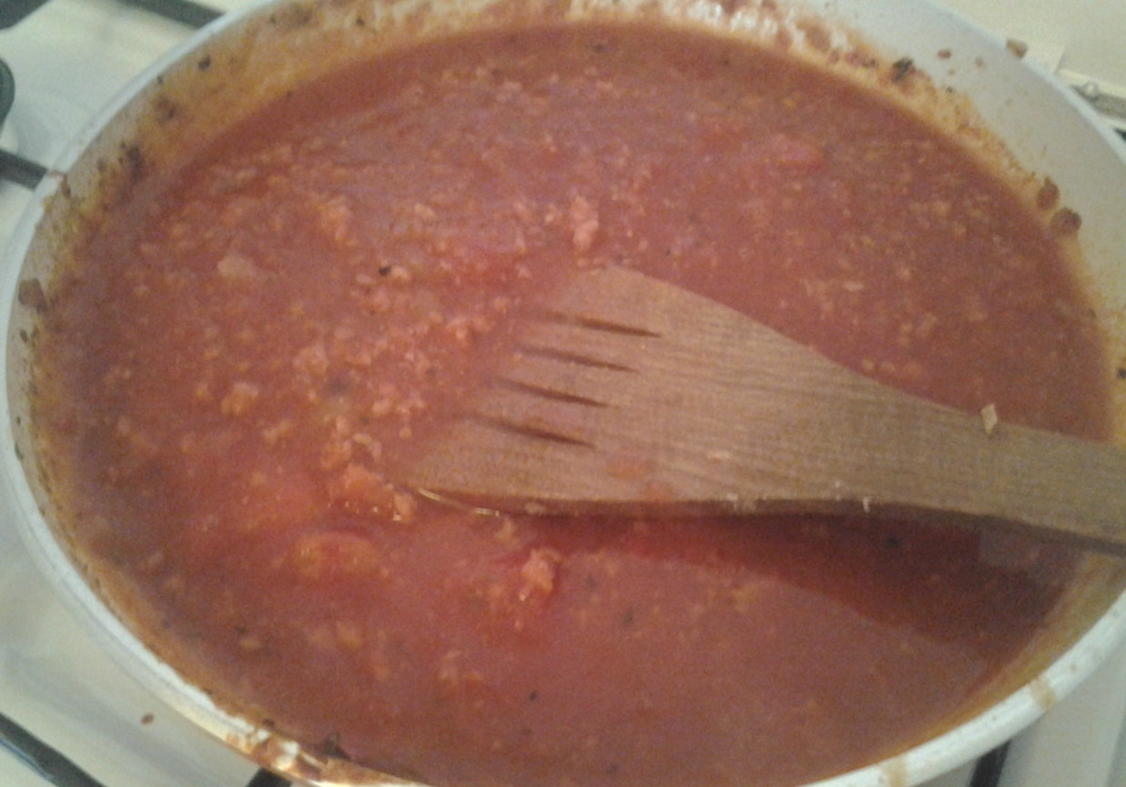 Sos pomidorowy z mięsem mielonym do lasagne. foto