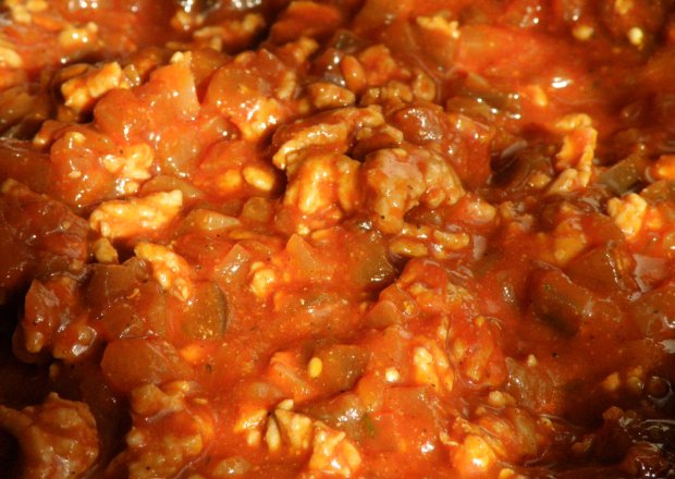 Fotografia przedstawiająca Sos pomidorowy z mięsem mielonym i bakłażanem