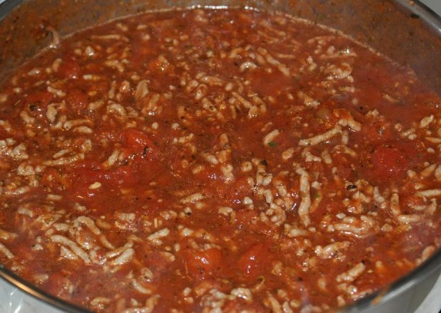 Fotografia przedstawiająca Sos pomidorowy z mięsem mielonym