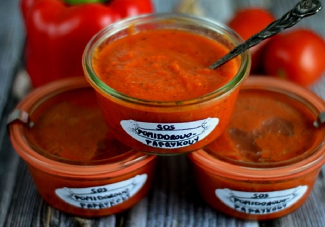 Sos pomidorowy z papryką do makaronu, mięsa lub ryżu foto