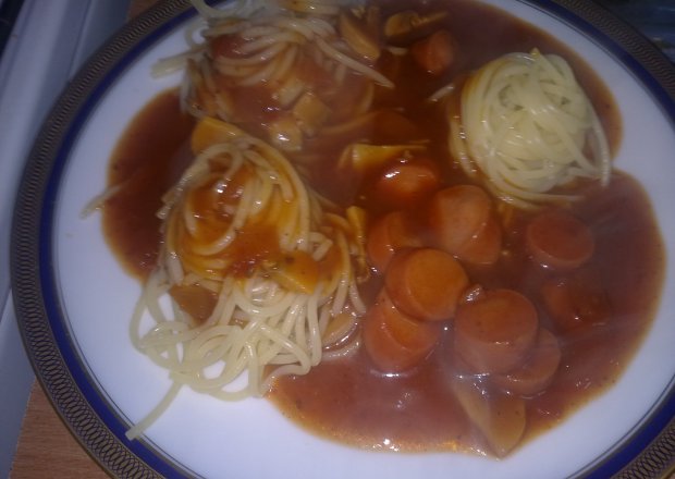 Fotografia przedstawiająca sos pomidorowy z parówkami