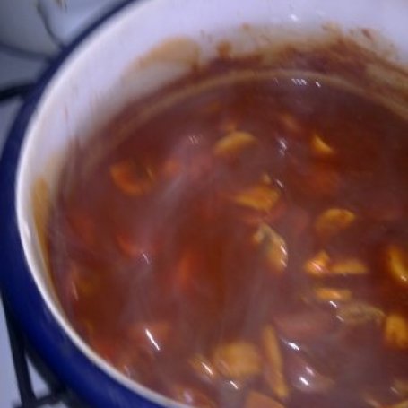 Krok 3 - sos pomidorowy z parówkami foto