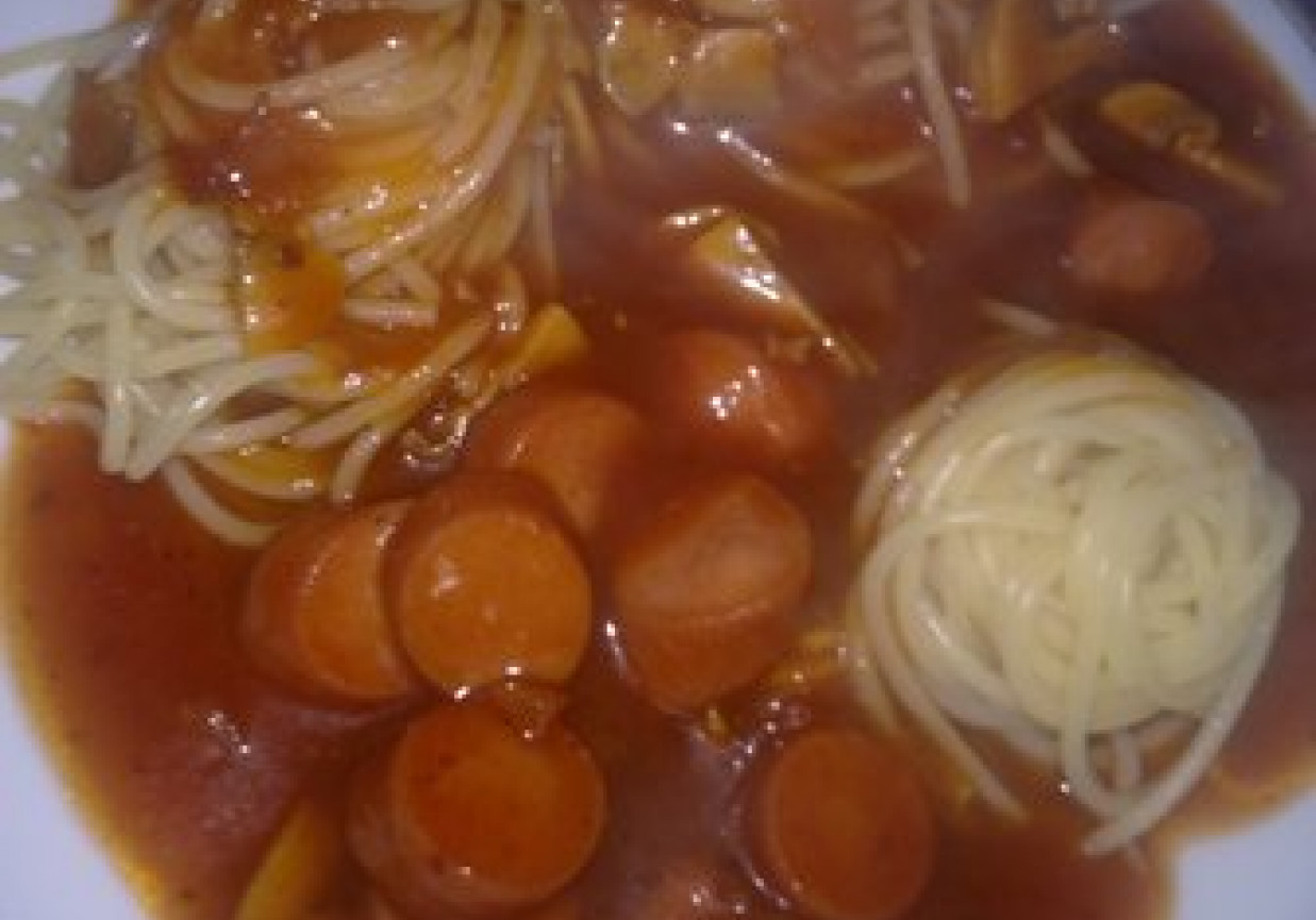 sos pomidorowy z parówkami foto