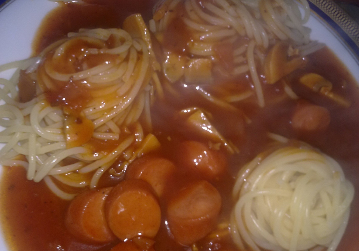 sos pomidorowy z parówkami foto