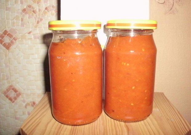 Fotografia przedstawiająca Sos pomidorowy z pieczoną papryką