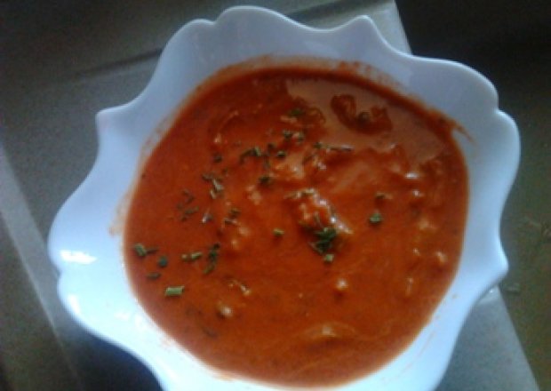 Fotografia przedstawiająca Sos pomidorowy z sałatą lodową od Agatki