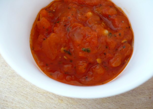Fotografia przedstawiająca Sos pomidorowy z ziołami