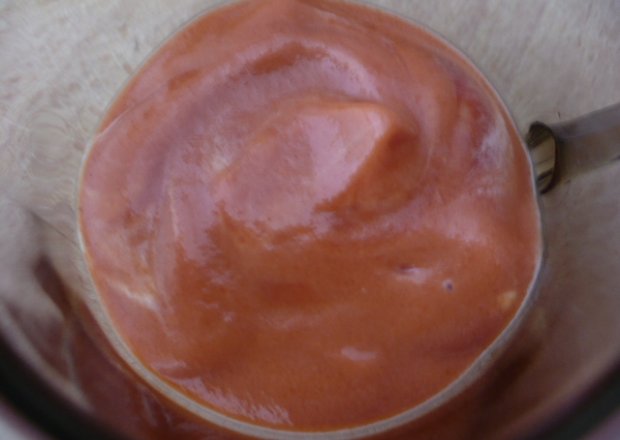 Fotografia przedstawiająca sos pomidorowy ze śmietaną