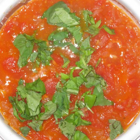 Krok 2 - Sos pomidorowy ze świeżą bazylią foto