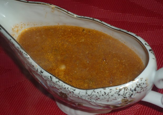 Fotografia przedstawiająca Sos pomidorowy ze świeżą bazylią
