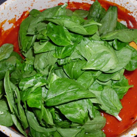 Krok 4 - Sos pomidorowy ze szpinakiem foto
