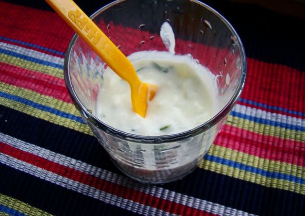 Fotografia przedstawiająca Sos sałatkowy z zsiadłego mleka