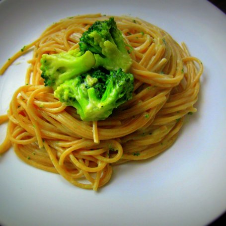 Krok 4 - Sos serowy z brokułami i razowym makaronem spaghetti foto