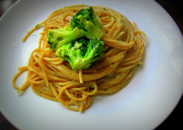 Fotografia przedstawiająca Sos serowy z brokułami i razowym makaronem spaghetti