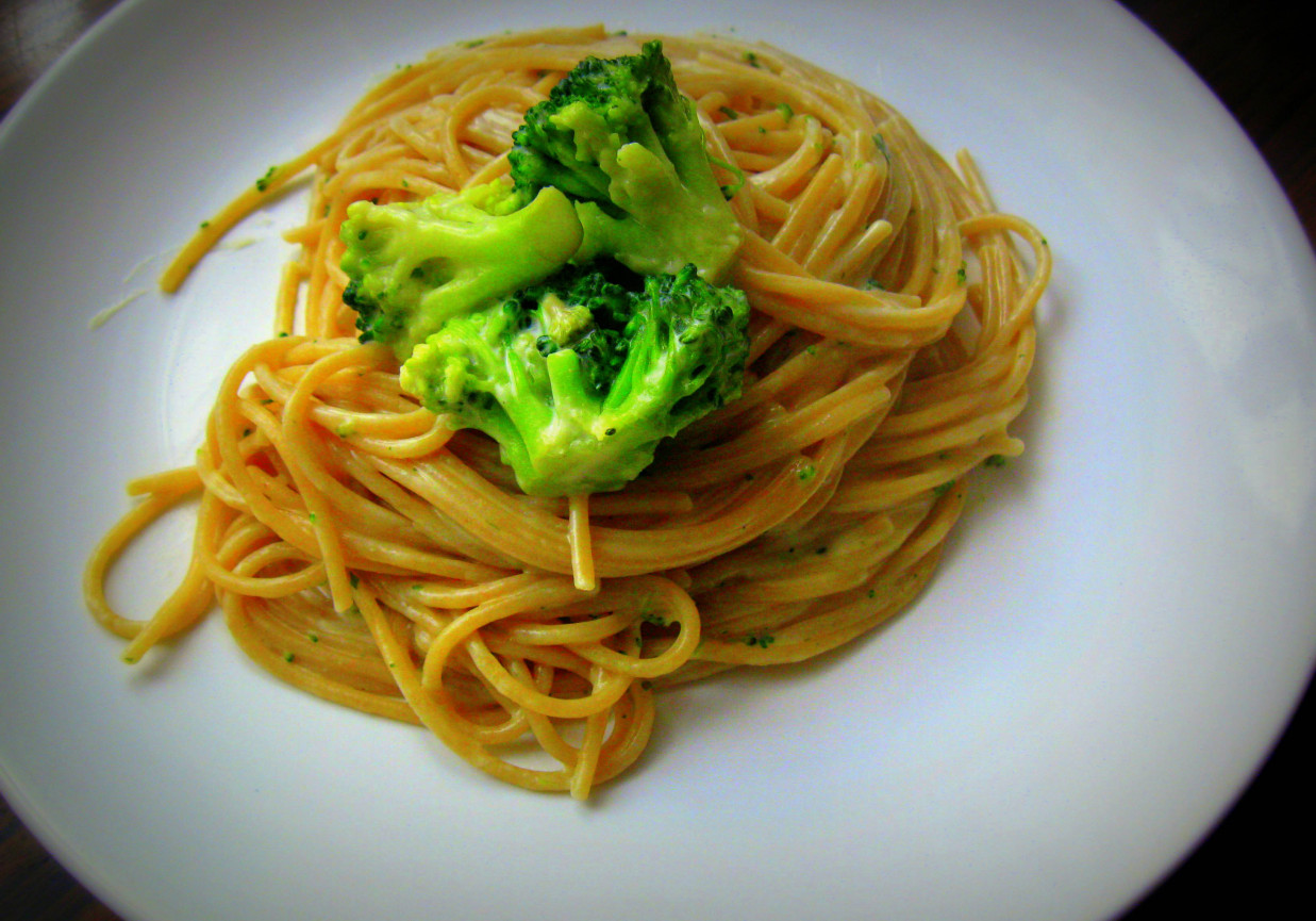 Sos serowy z brokułami i razowym makaronem spaghetti foto