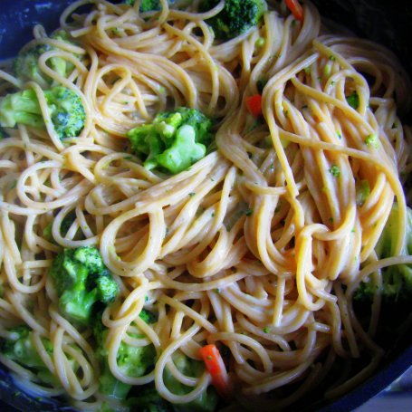 Krok 3 - Sos serowy z brokułami i razowym makaronem spaghetti foto