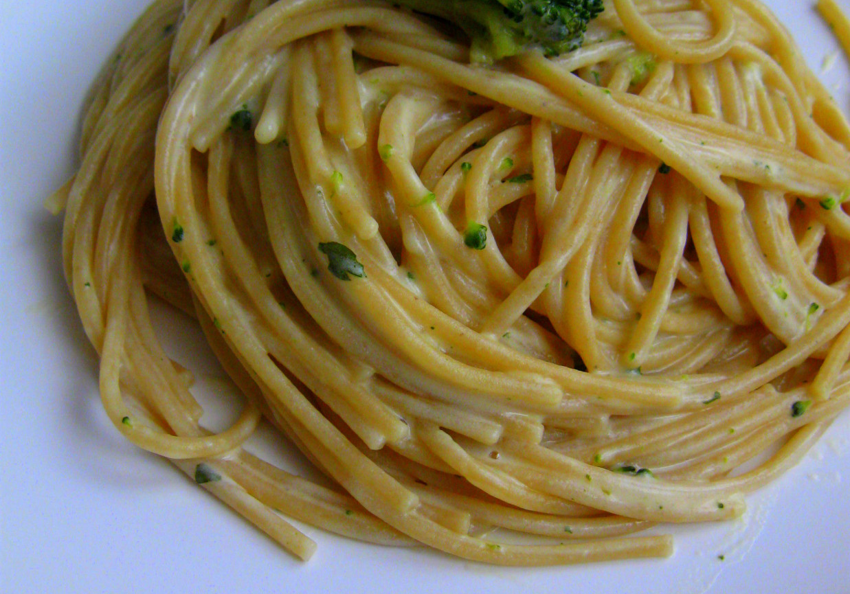 Sos serowy z brokułami i razowym makaronem spaghetti foto