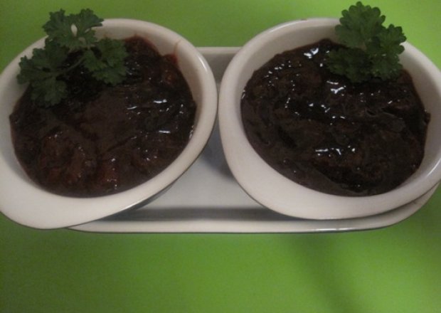 Fotografia przedstawiająca sos śliwkowy do pieczonego drobiu i zimnych mięs