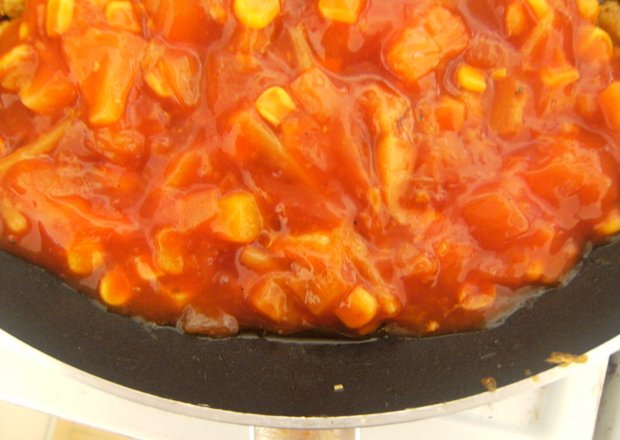 Fotografia przedstawiająca sos słodko kwasny z papryką i ananasem