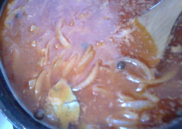 Fotografia przedstawiająca sos słodko-kwaśny do ryb