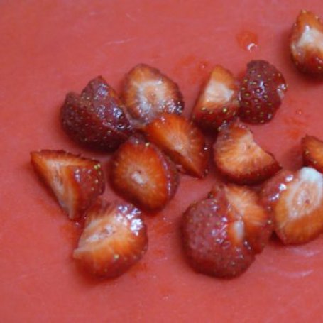 Krok 1 - sos truskawkowo rabarbrowy do gofrów foto