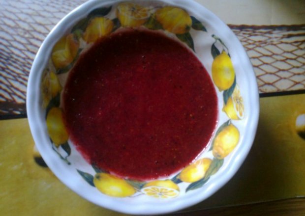 Fotografia przedstawiająca sos truskawkowo-jagodowy