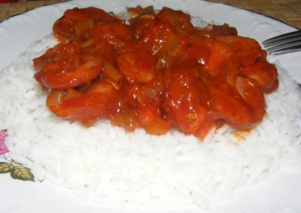 Fotografia przedstawiająca sos z kiełbaską do ryżu