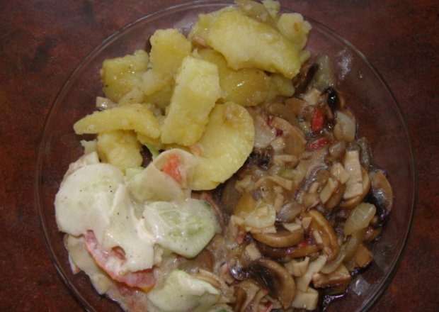 Fotografia przedstawiająca sos z paluszkami surimi