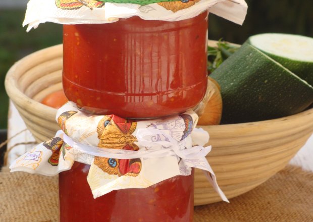 Fotografia przedstawiająca Sos z pomidorów i cukini