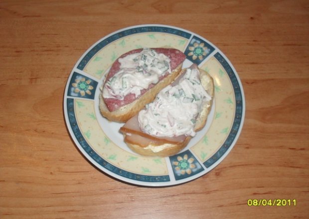 Fotografia przedstawiająca Sosik do kanapek lub jajek