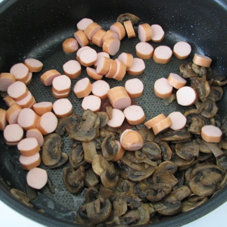 Krok 1 - Sosik pomidorowy z pieczarkami i parówkami foto
