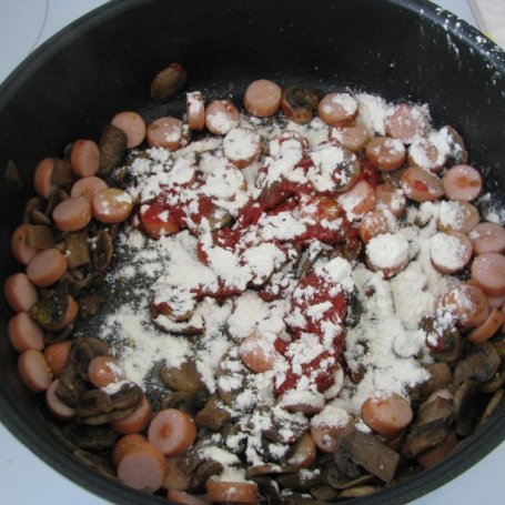 Krok 2 - Sosik pomidorowy z pieczarkami i parówkami foto