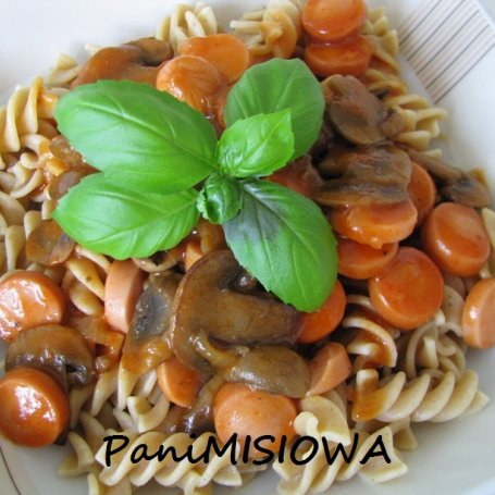 Krok 4 - Sosik pomidorowy z pieczarkami i parówkami foto
