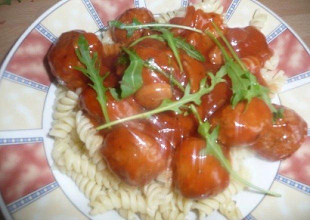 Fotografia przedstawiająca sosik pomidorowy z pulpecikami