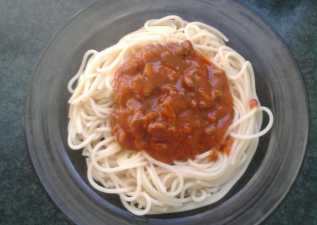 Fotografia przedstawiająca Spagehtti z sosem pomidorowym