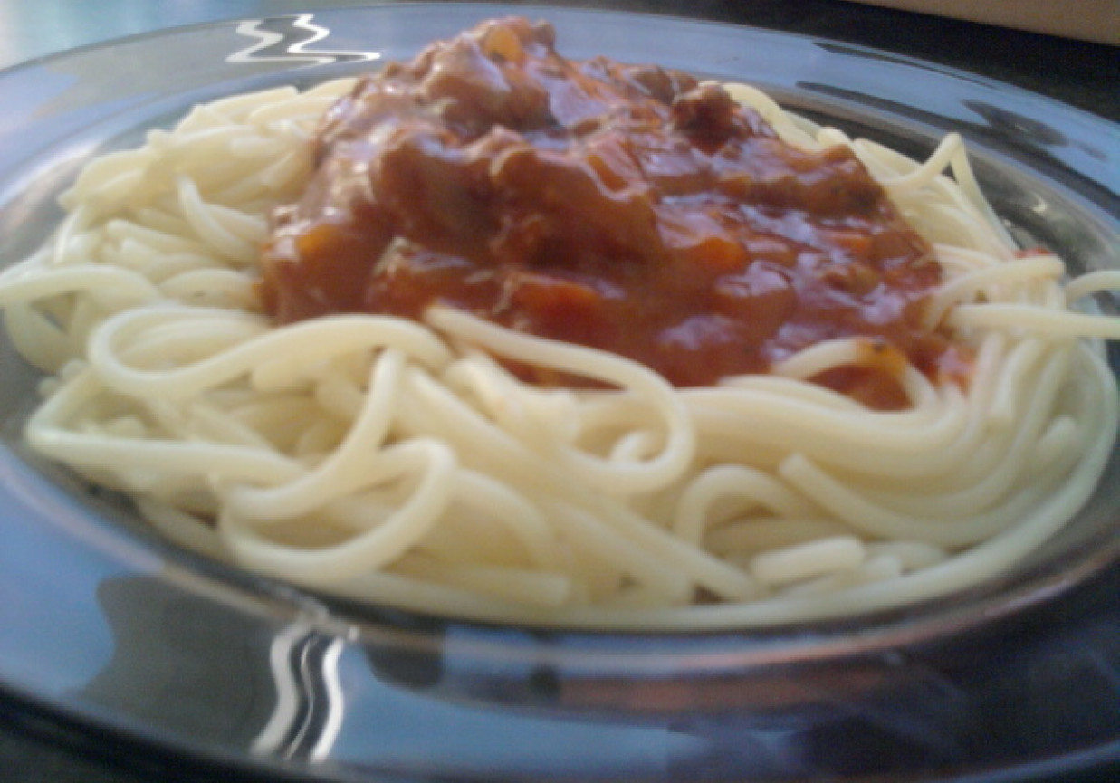 Spagehtti z sosem pomidorowym foto