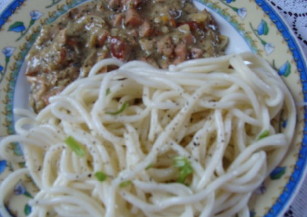 Fotografia przedstawiająca spagetii z sosem śmietanowym
