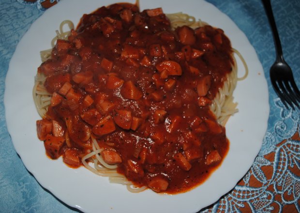 Fotografia przedstawiająca spagetti a'la parówka
